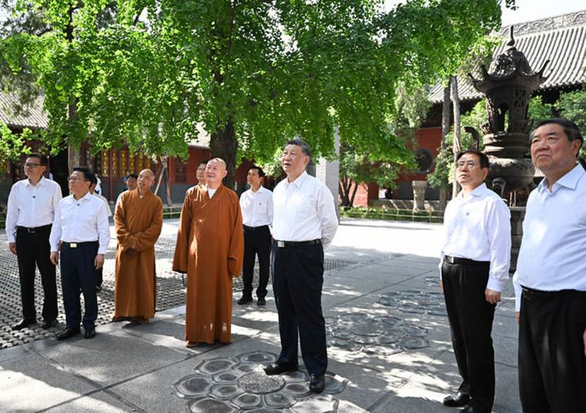 一群人站在街道上 AI 生成的內容可能不正確。